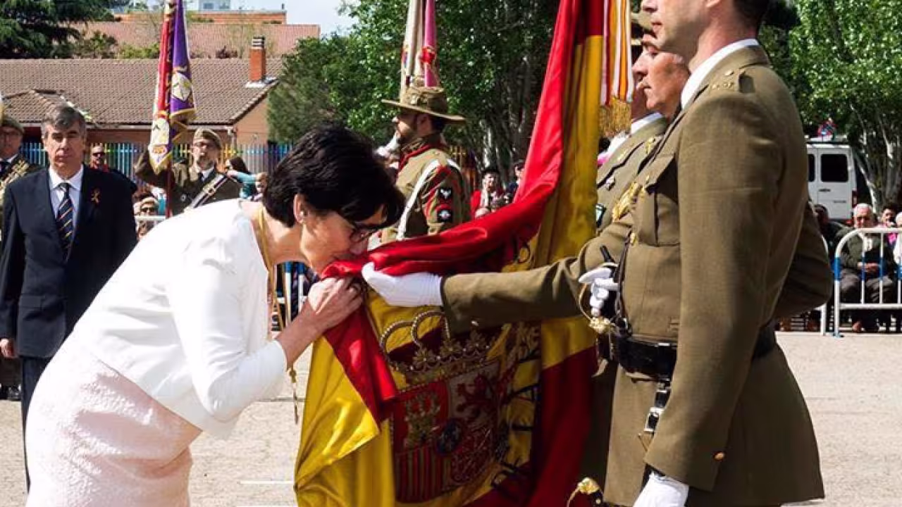 La alcaldesa, Susana Pérez Quislant, jurando bandera