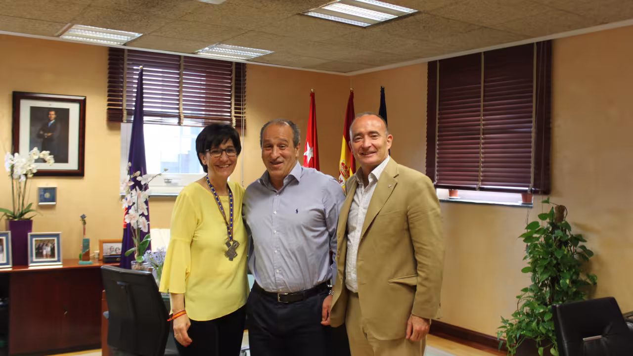 La alcaldesa, Susana Pérez Quislant, junto al concejal de Deportes y el yudoca Rafael Prado