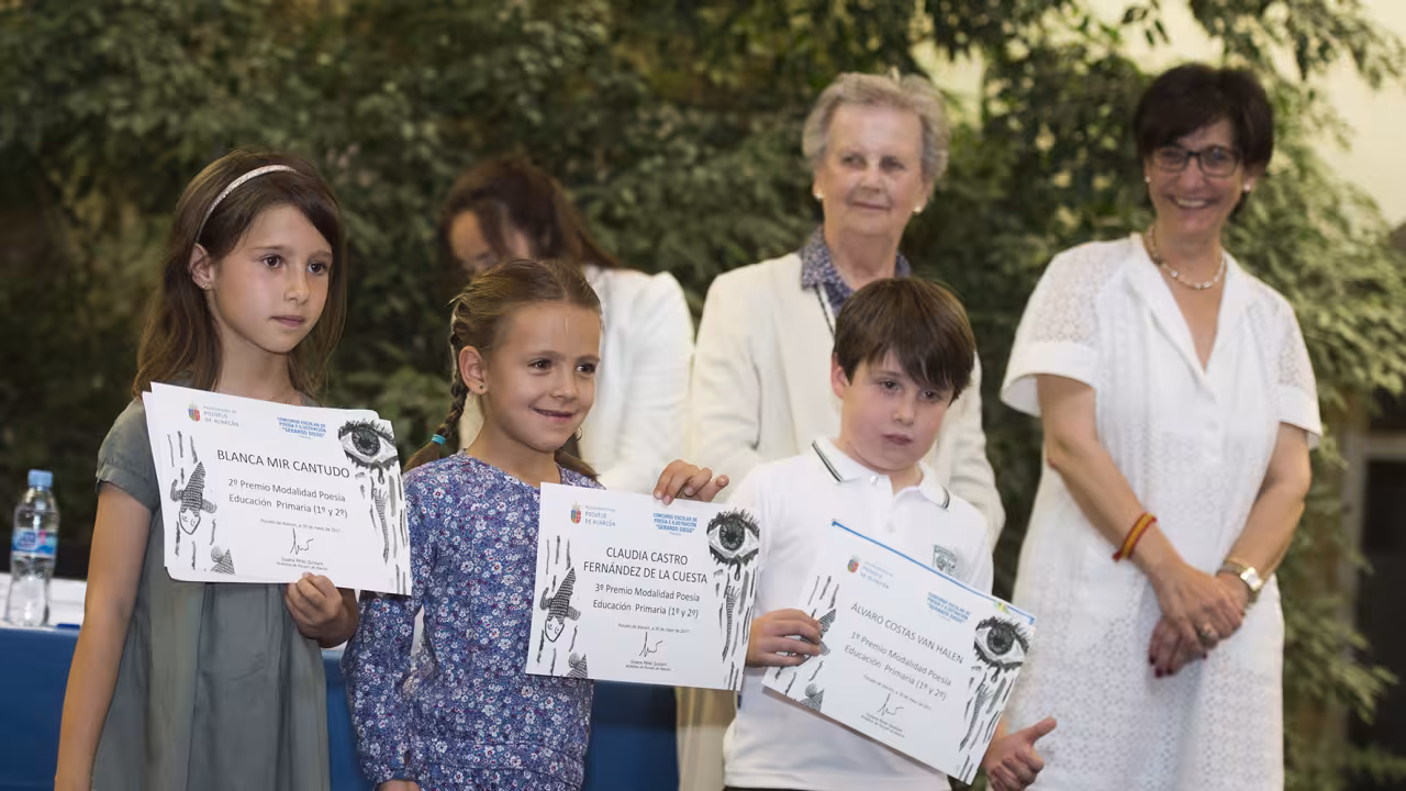 La alcaldesa de Pozuelo de Alarcón, Susana Pérez Quislant, entrega los premios del Concurso Escolar Gerardo Diego