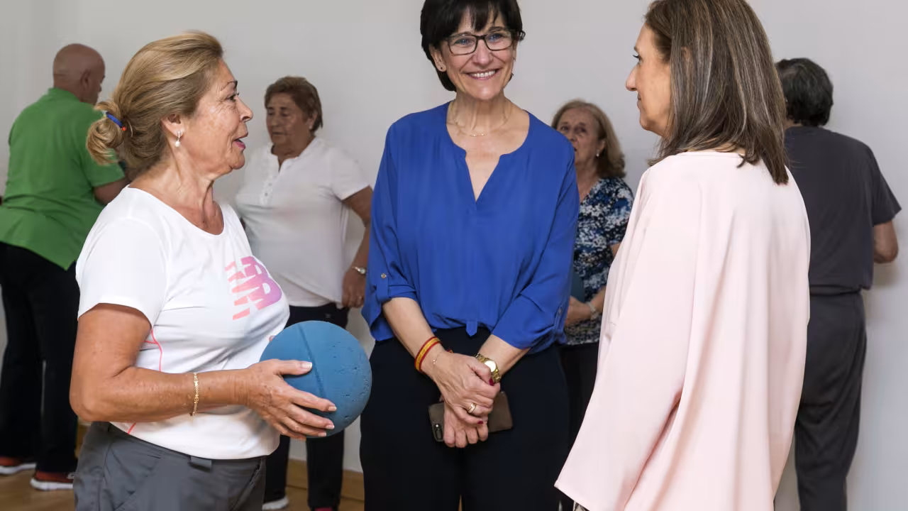 La alcaldesa de Pozuelo, Susana Pérez Quislant, visita los centros de mayores