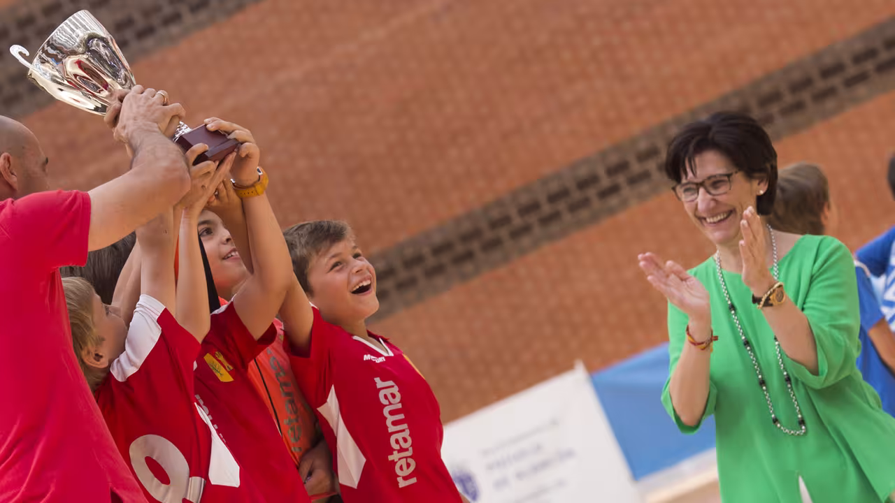 Entrega trofeos en los Juegos Deportivos Municipales