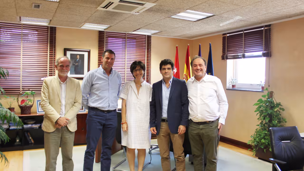 La alcaldesa de Pozuelo, Susana Pérez Quislant durante la reunión con ADEPA