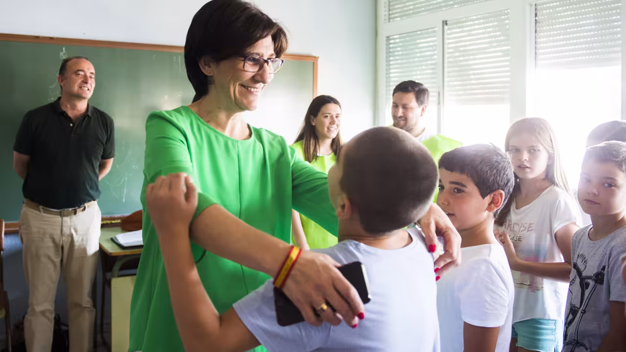 La alcaldesa de Pozuelo de Alarcón, Susana Pérez Quislant, visita los campamentos de verano