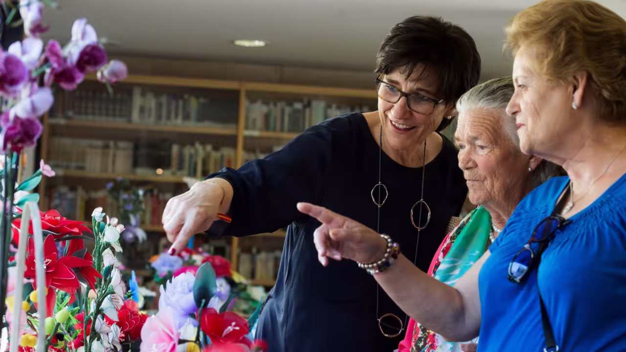 Susana Pérez Quislant con los mayores de Pozuelo
