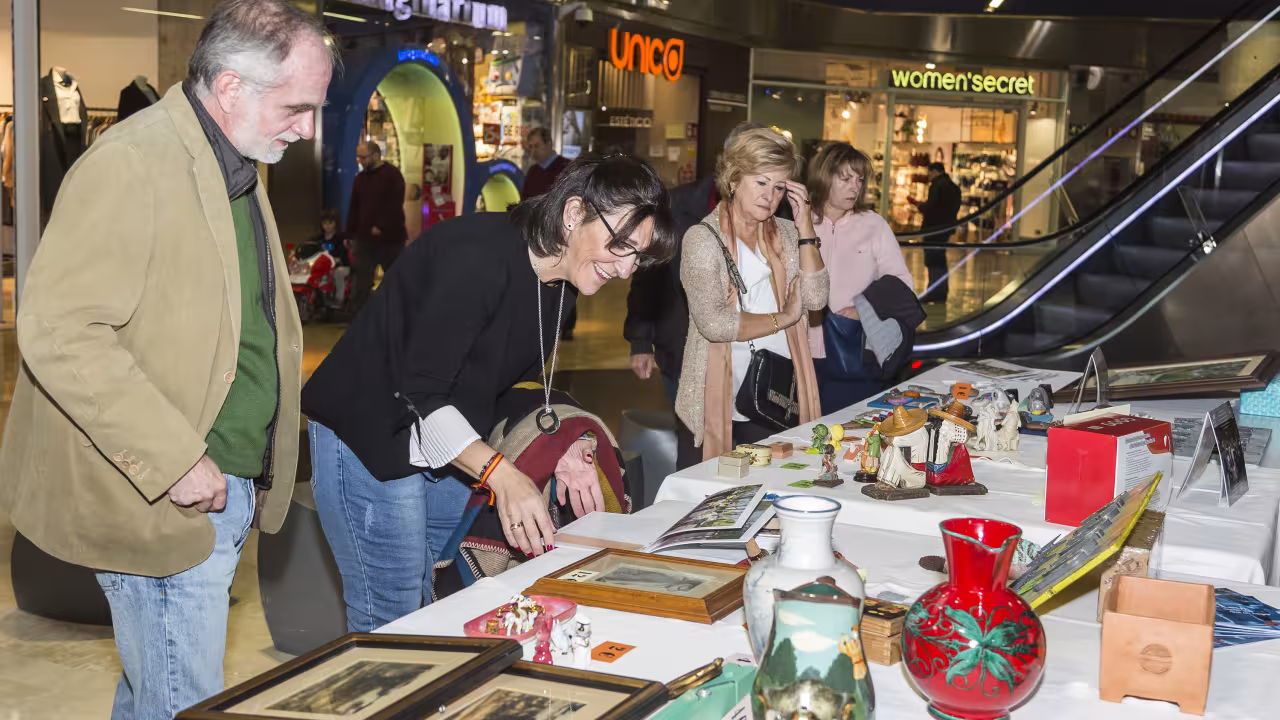Susana Pérez Quislant, alcaldesa de Pozuelo, visita el mercadillo solidario