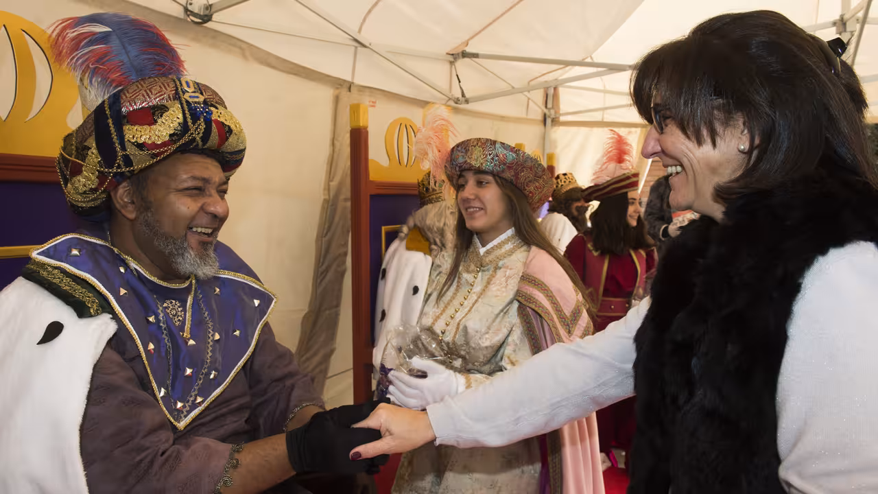 La alcaldesa de Pozuelo de Alarcón, Susana Pérez Quislant junto a Sus Majestades los Reyes Magos