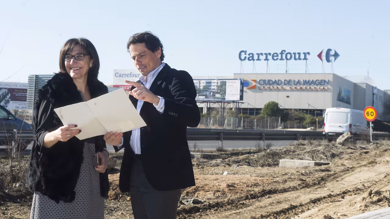 La alcaldesa visita las obras con el concejal de obras