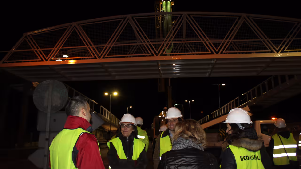 La alcaldesa de Pozuelo de Alarcón, Susana Pérez Quislant, visita a colocación de la pasarela sobre la M-515