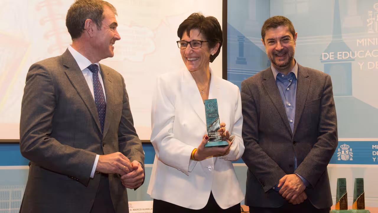 La alcaldesa de Pozuelo de Alarcón, Susana Pérez Quislant, recogiendo el premio de la FEMP