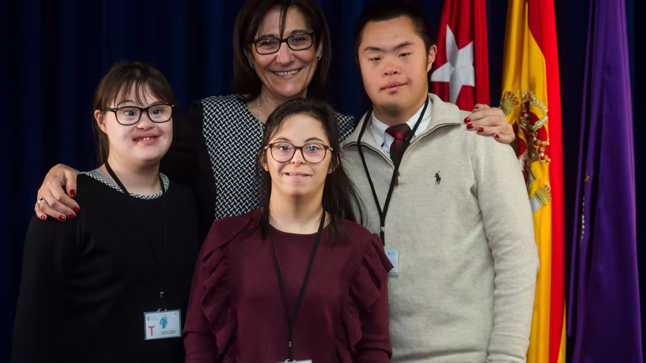 Susana Pérez Quislant junto a los alumnos de la Fundación Gil Gayarre