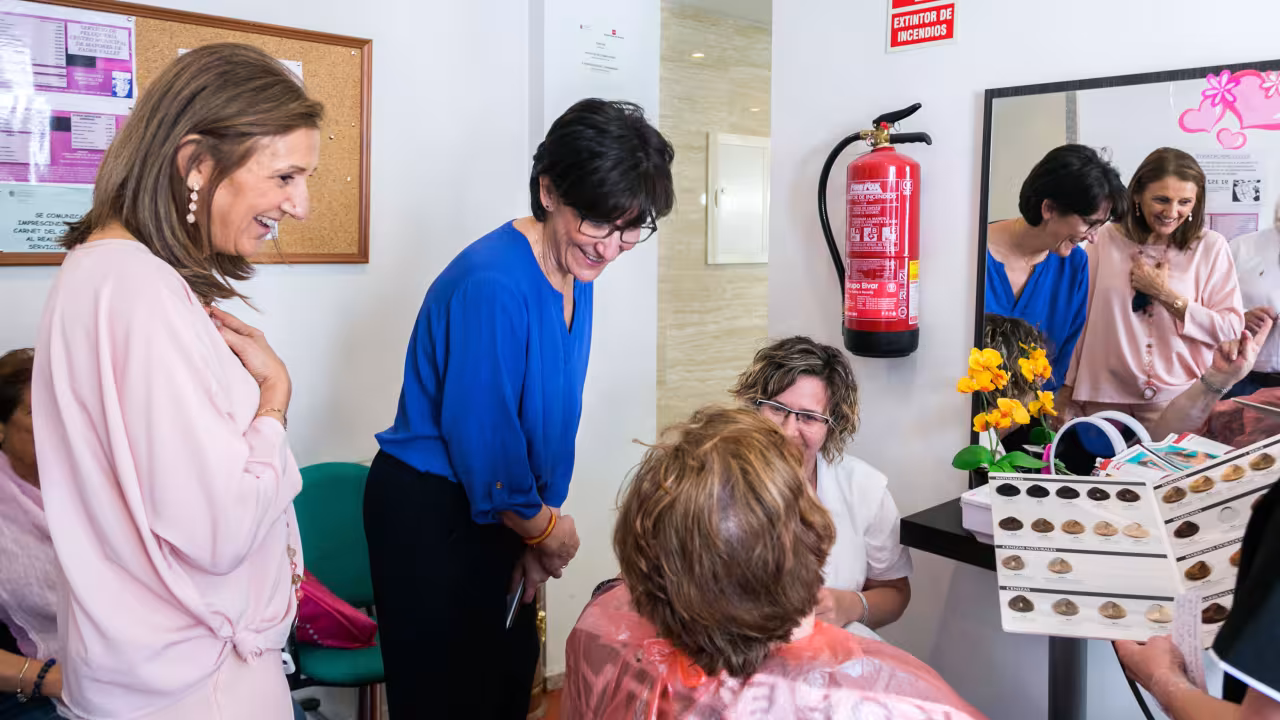 La alcaldesa visita el centro de mayores