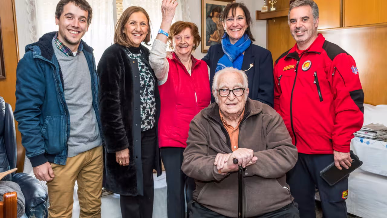 La alcaldesa, Susana Pérez Quislant, entrega una de las pulseras de identificación a una vecina del municipio