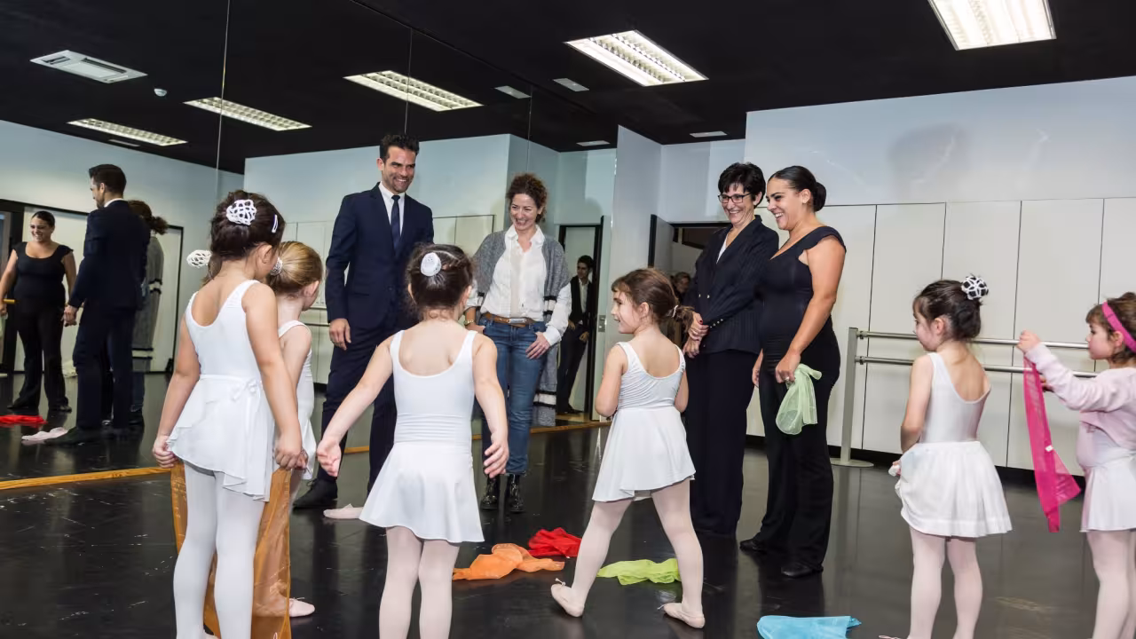 La alcaldesa en una visita a la Escuela Municipal de Música y Danza