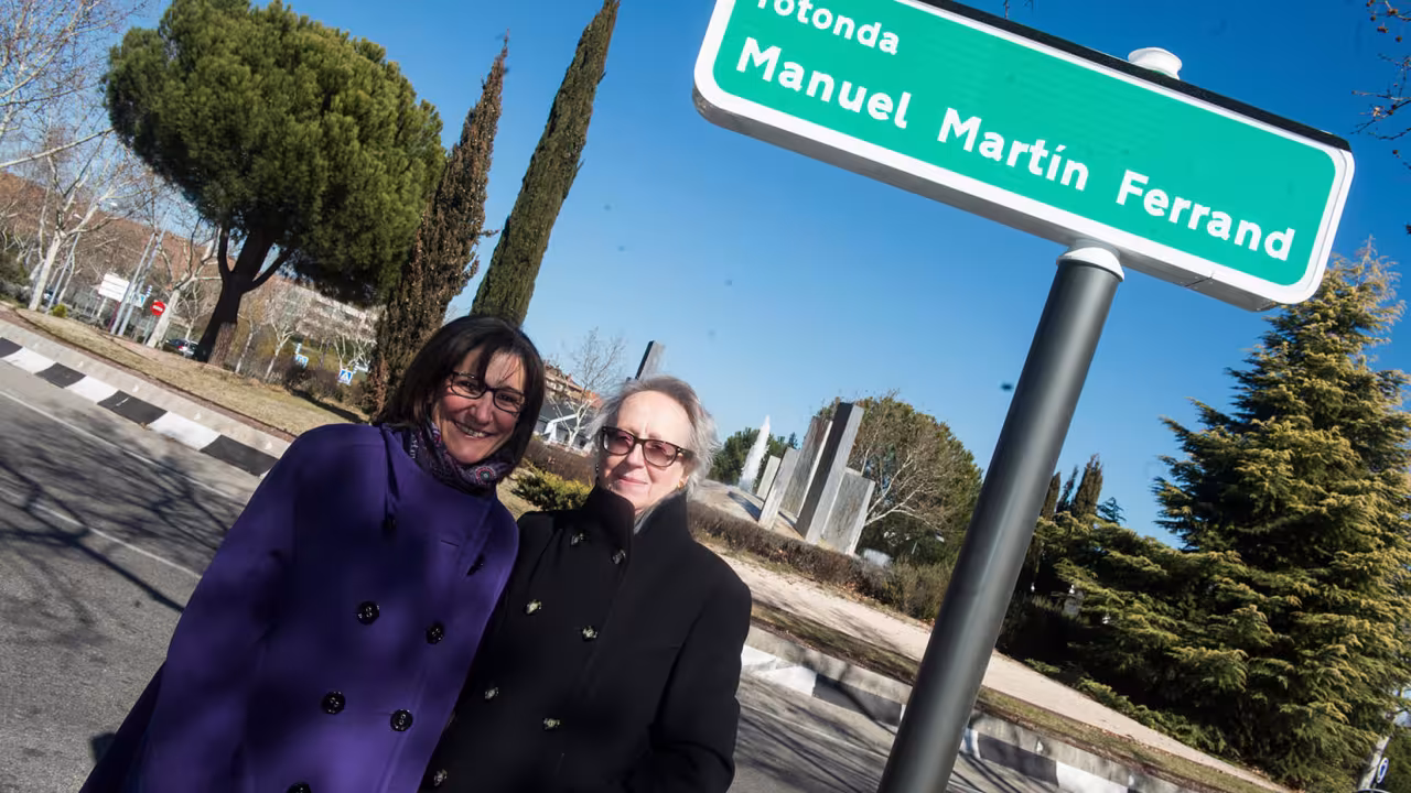 El Ayuntamiento reconoce la figura del periodista Manuel Martin Ferrand con un concurso de ensayos que llevará su nombre