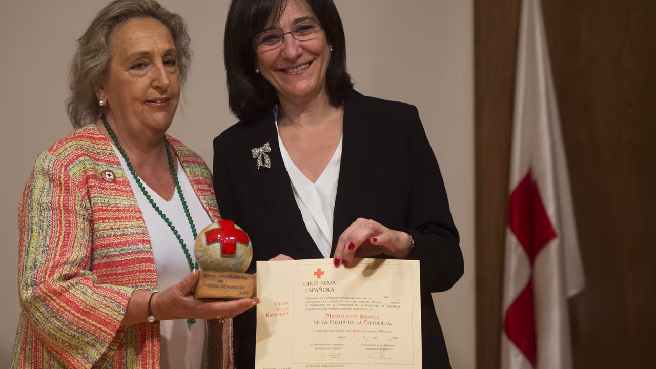 La alcaldesa con la presidenta de Cruz Roja