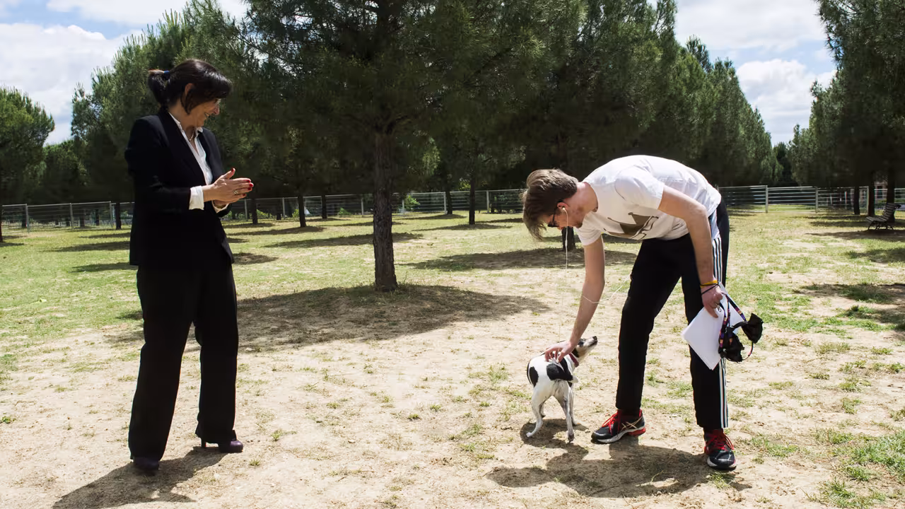 La alcaldesa visitando la zona