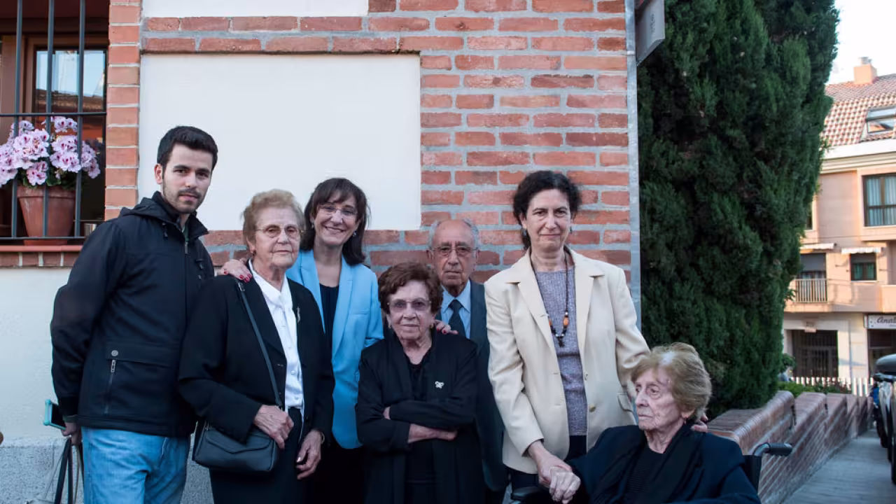 La alcaldesa, Susana Pérez Quislant junto a los familiares del párroco