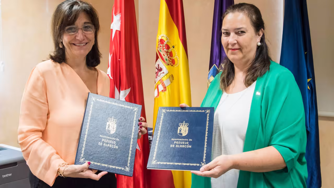 La alcaldesa en la firma de la renovación del acuerdo con AVT