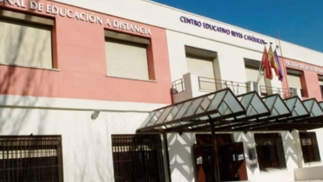 En la imagen el centro educativo Reyes Católicos