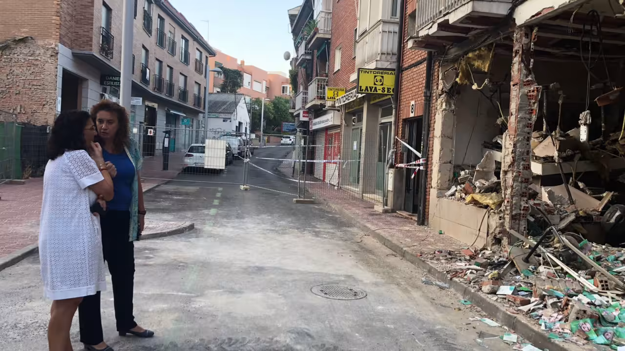 Imagen de una de las visitas de la alcaldesa a la zona afectada