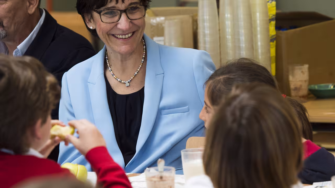 La alcaldesa con escolares en el comedor de un colegio de la ciudad