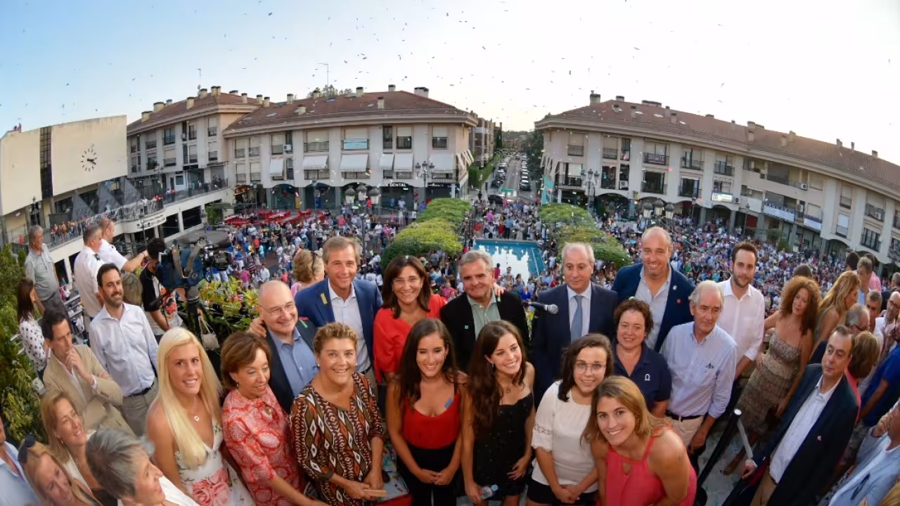 Las pregoneras en el balcón del Ayuntamiento de Pozuelo de Alarcón