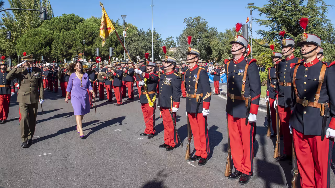 Desfile celebrado en honor a la Bandera