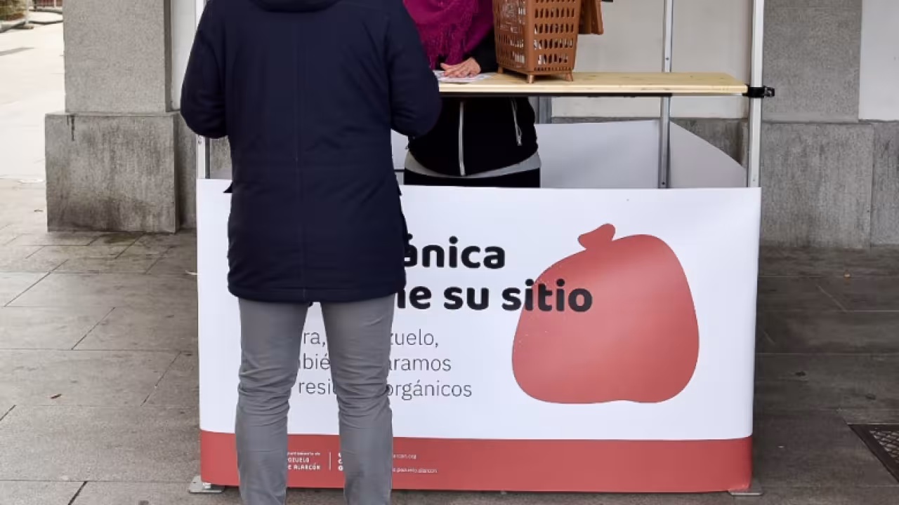 El Barrio de las Flores, pionero en la instalación de contenedores de recogida de materia orgánica