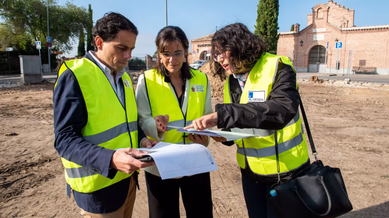 La alcaldesa visita el estado de las obras de la rotonda del cementerio