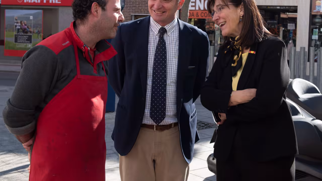 La alcaldesa de Pozuelo de Alarcón visita los contenedores marrones