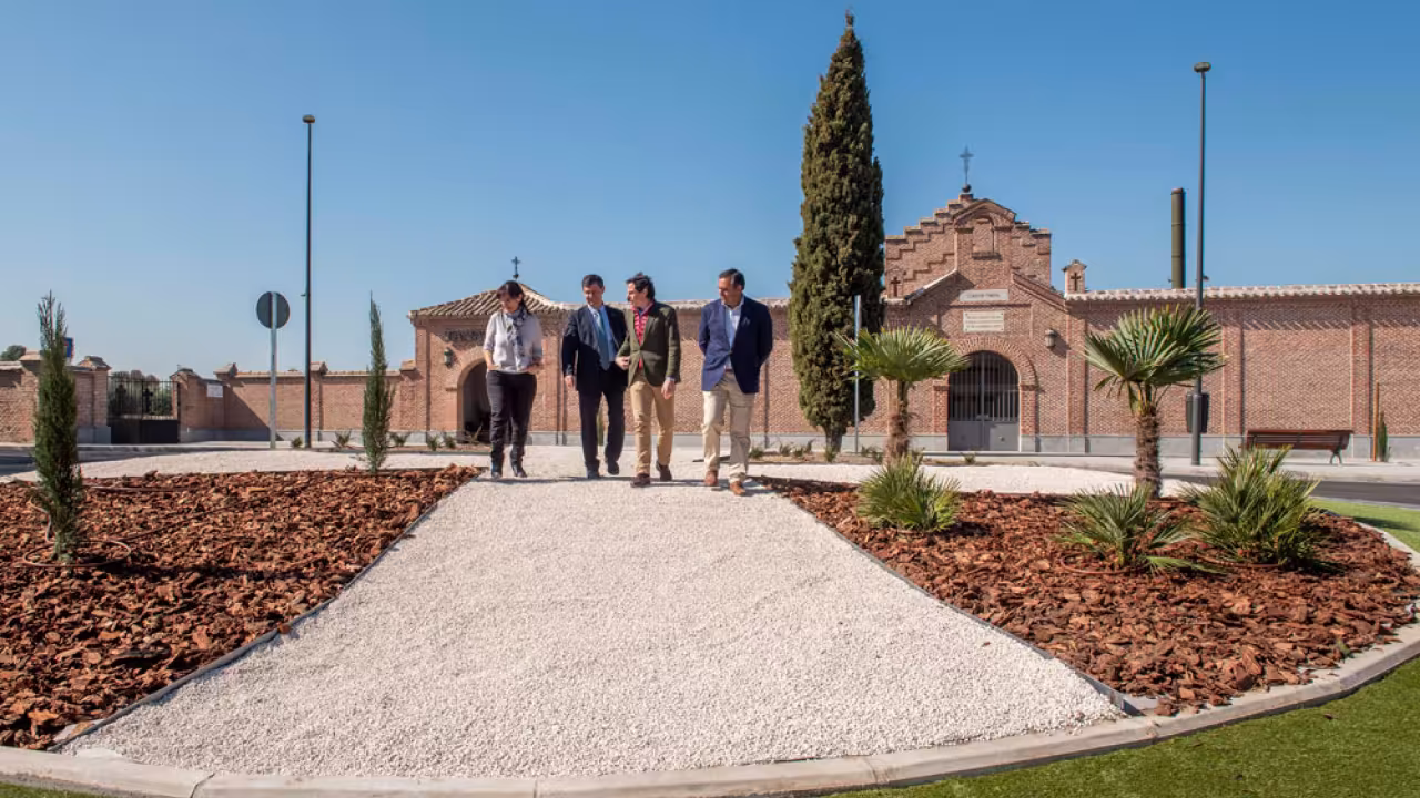 La alcaldesa visita la finalización de las obras de la rotonda del cementerio