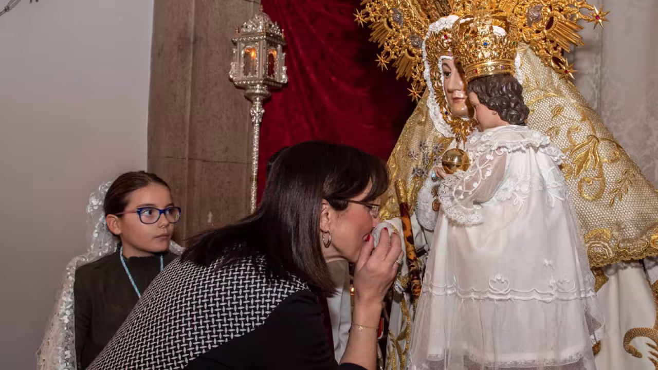 La alcaldesa de Pozuelo de Alarcón, Susana Pérez Quislant, en el besamanos a la Virgen de la Consolación
