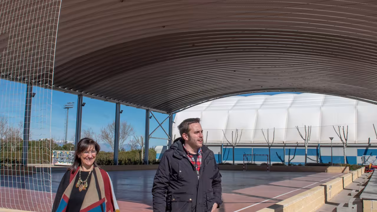 La alcaldesa de Pozuelo de Alarcón visita la Ciudad Deportiva Valle de las Cañas