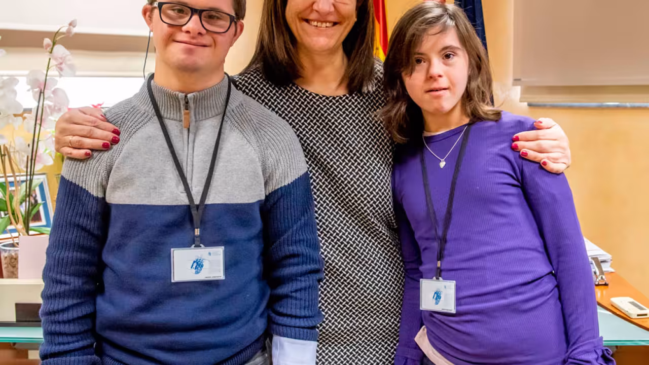 Susana Pérez Quislant junto a los alumnos de Gil Gayarre que van a realizar prácticas en el Ayuntamiento