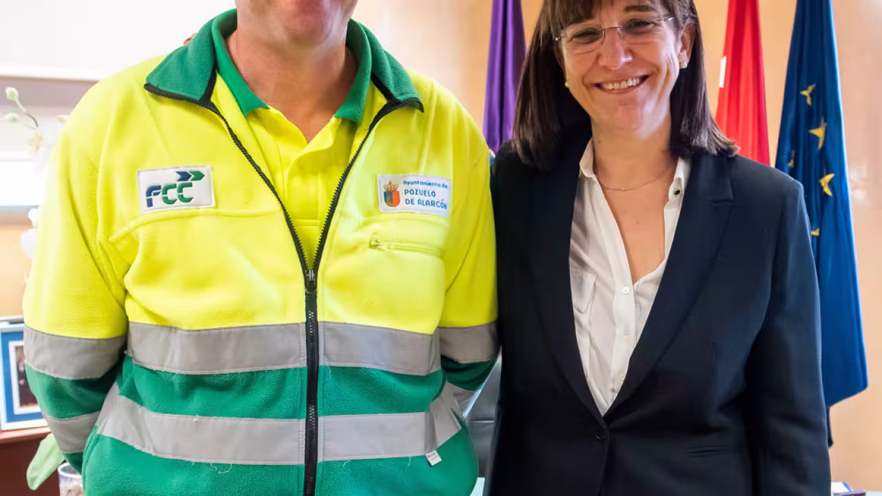La alcaldesa de Pozuelo de Alarcón junto a un trabajador de la brigada de limpieza