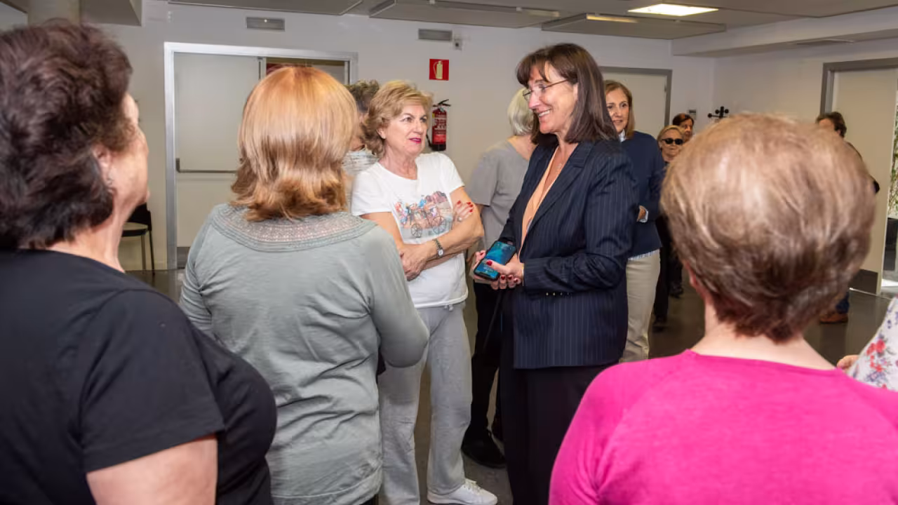 Susana Pérez Quislant visita a los usuarios del Centro de Mayores Padre Vallet