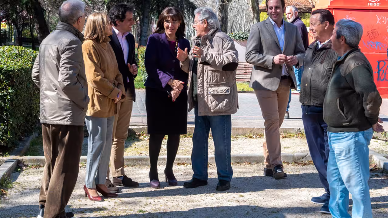 La alcaldesa de Pozuelo de Alarcón Visita las pistas de petanca disponibles en el municipio