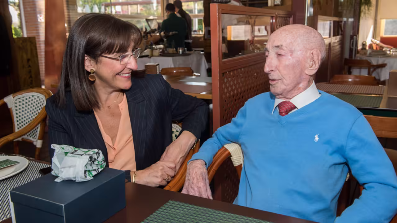 La alcaldesa felicita al vecino centenario Teo