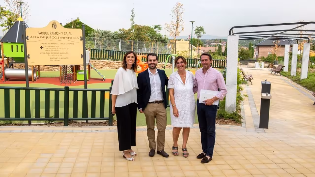 La alcaldesa, Susana Pérez Quislant, ha inaugurado esta nueva zona verde que se emplaza entre las calles Ramón y Cajal, Miguel Servet y Carretera de Húmera