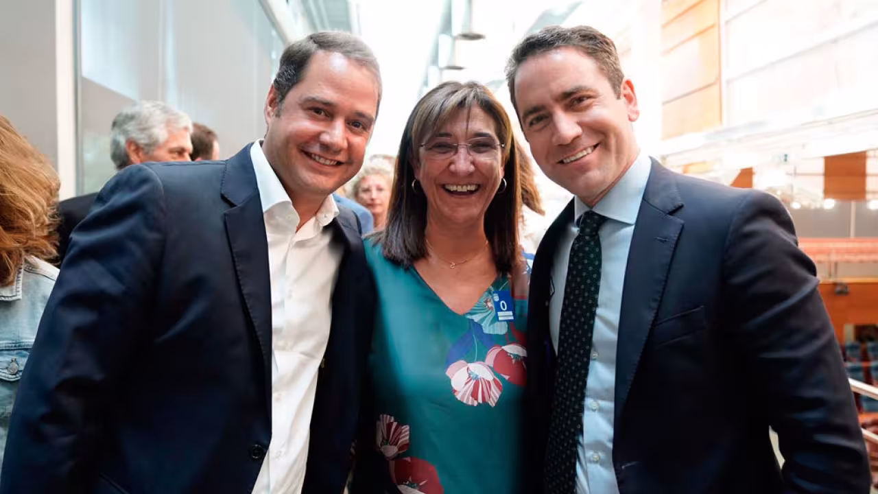 La alcaldesa asiste a la sesión de investidura de Díaz Ayuso