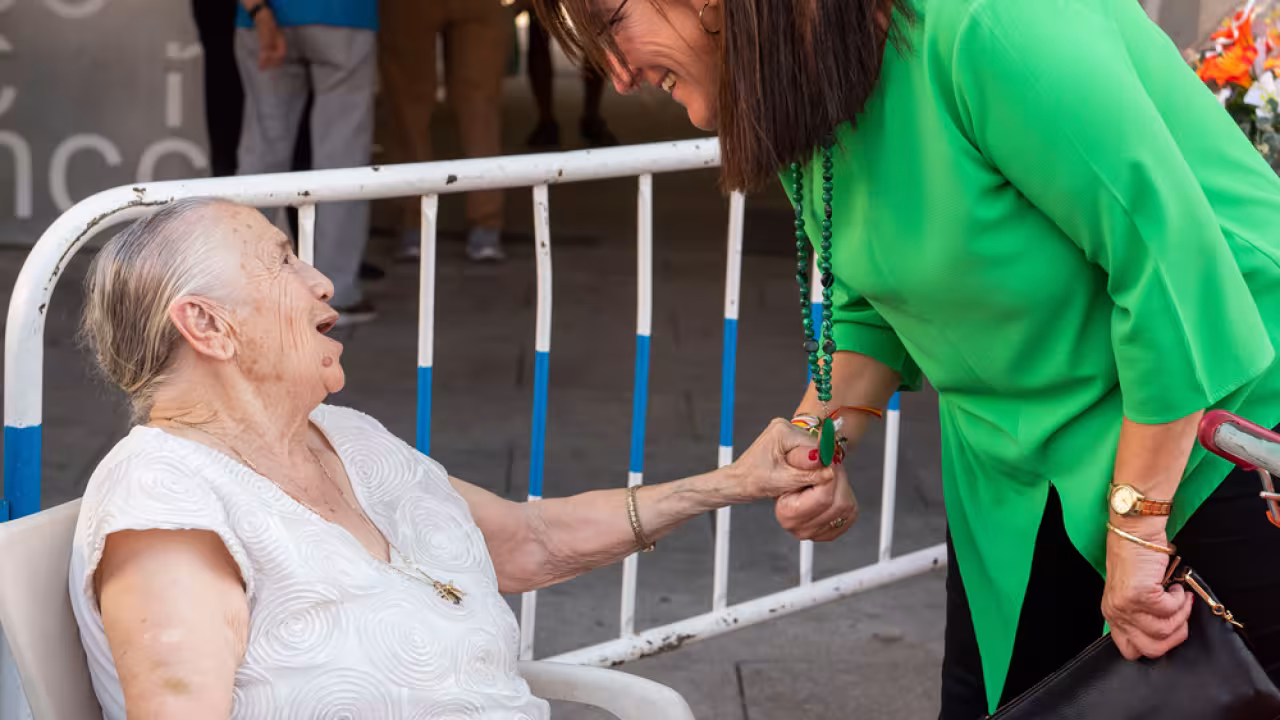 La alcaldesa con una persona mayor de Pozuelo de Alarcón
