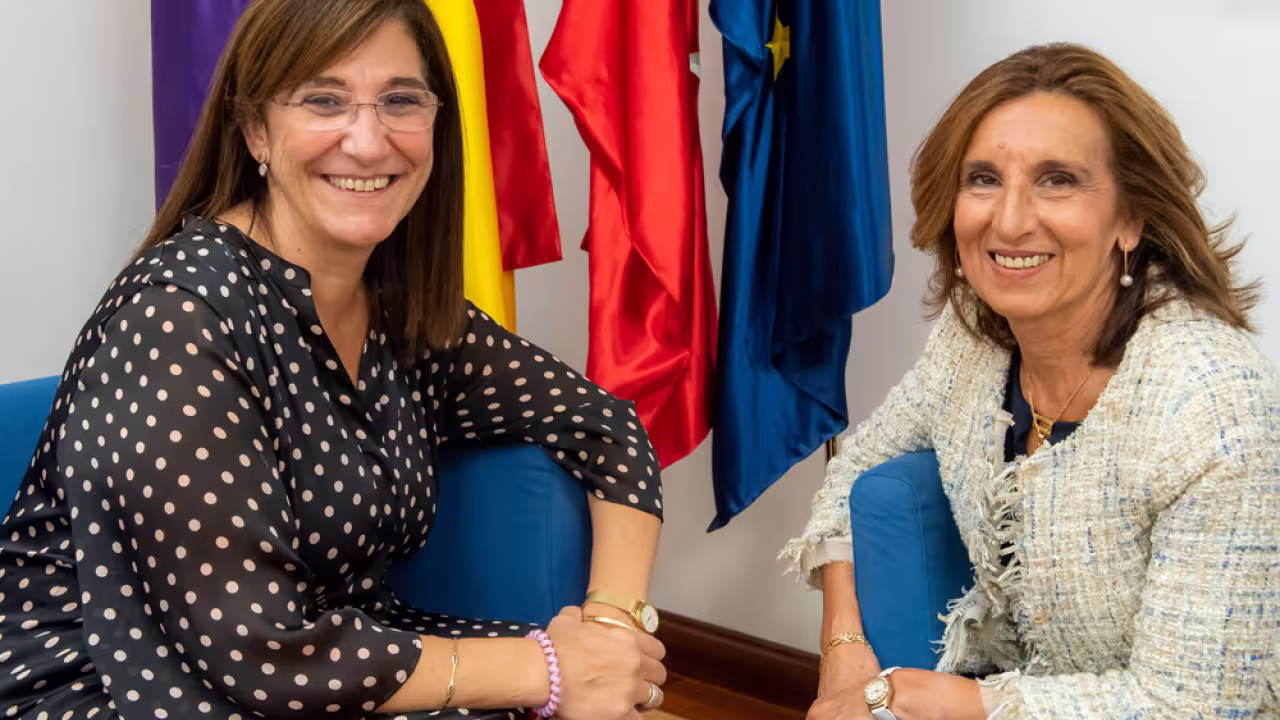 La alcaldesa, Susana Pérez Quislant junto a la nueva concejal Ana María Rodríguez