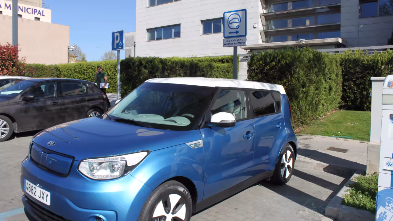 Imagen del primer coche eléctrico del Ayuntamiento 
