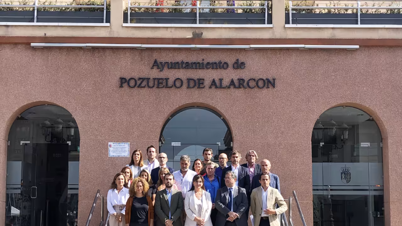 Miembros de la corporación municipal en el minuto de silencio 