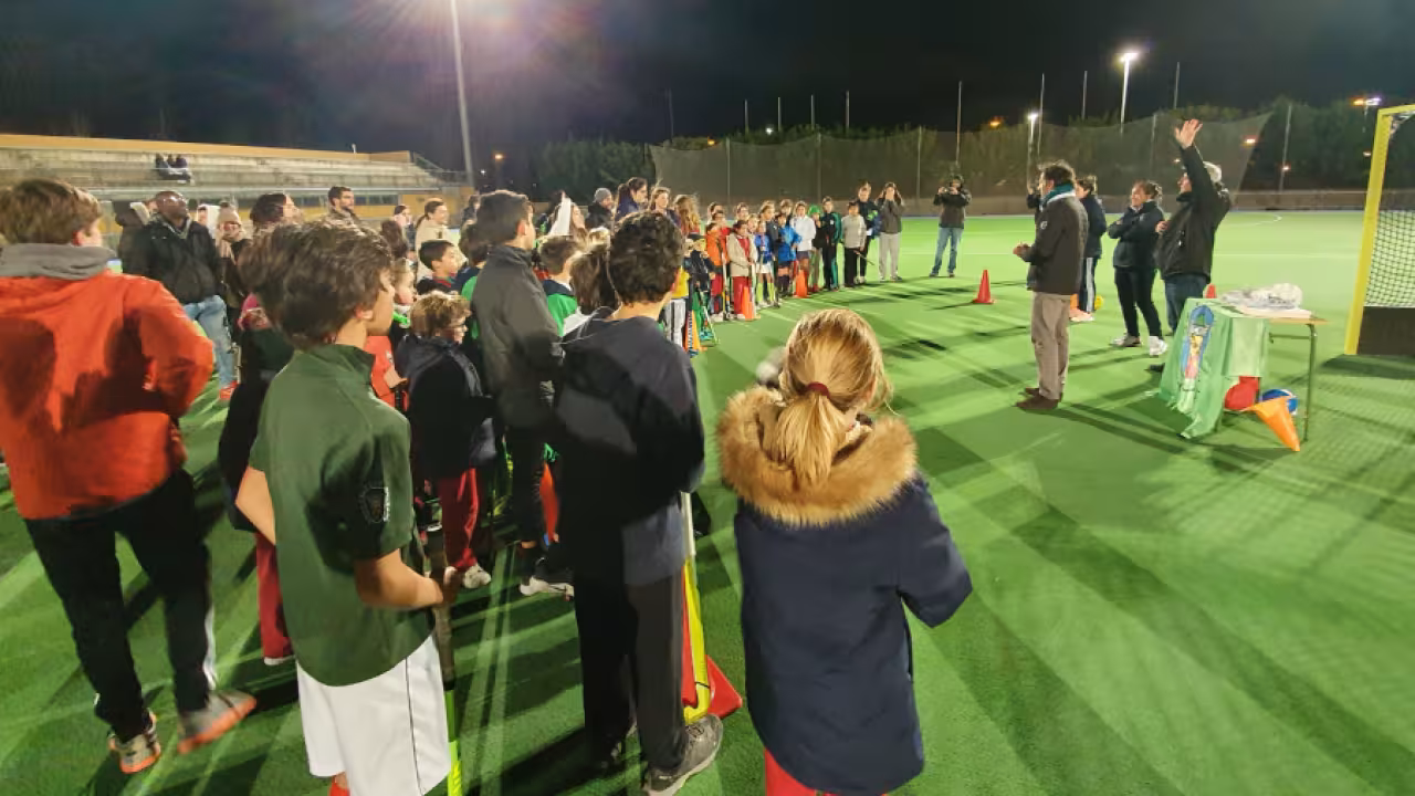 Pozuelo reúne a más de 120 niños en el Torneo de Navidad de hockey hierba