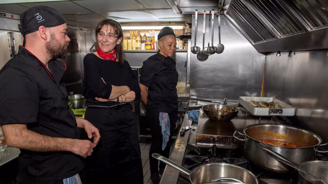 La alcaldesa visita una de las cocinas participantes en la primera edición de Pozuelo de Cuchara