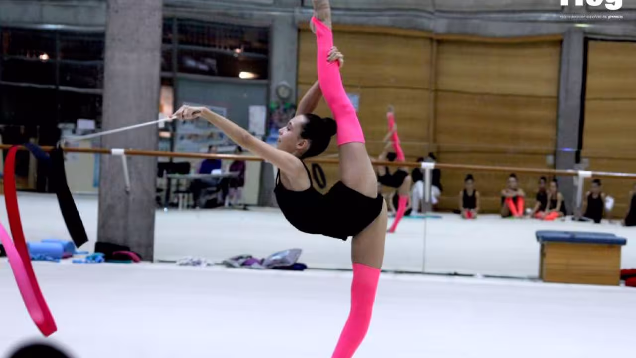 Dos gimnastas del Rítmica Pozuelo, en el CAR de Madrid