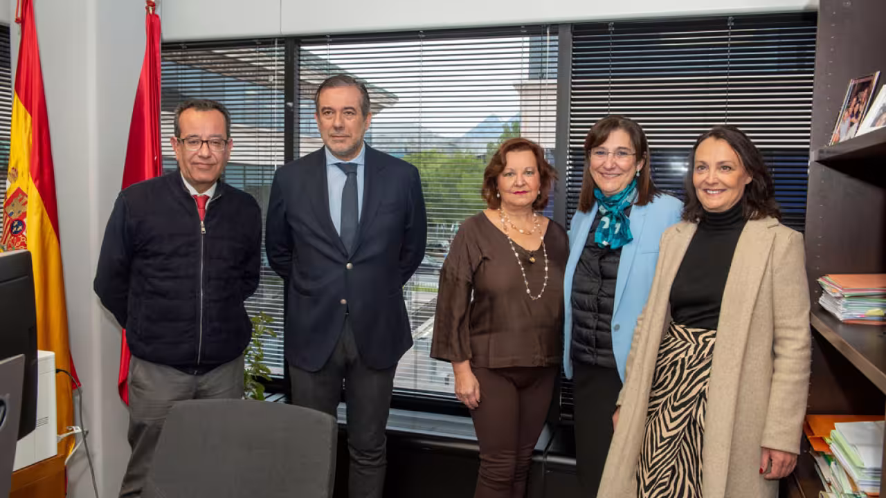 La alcaldesa, Susana Pérez Quislant, visita los juzgados de Pozuelo