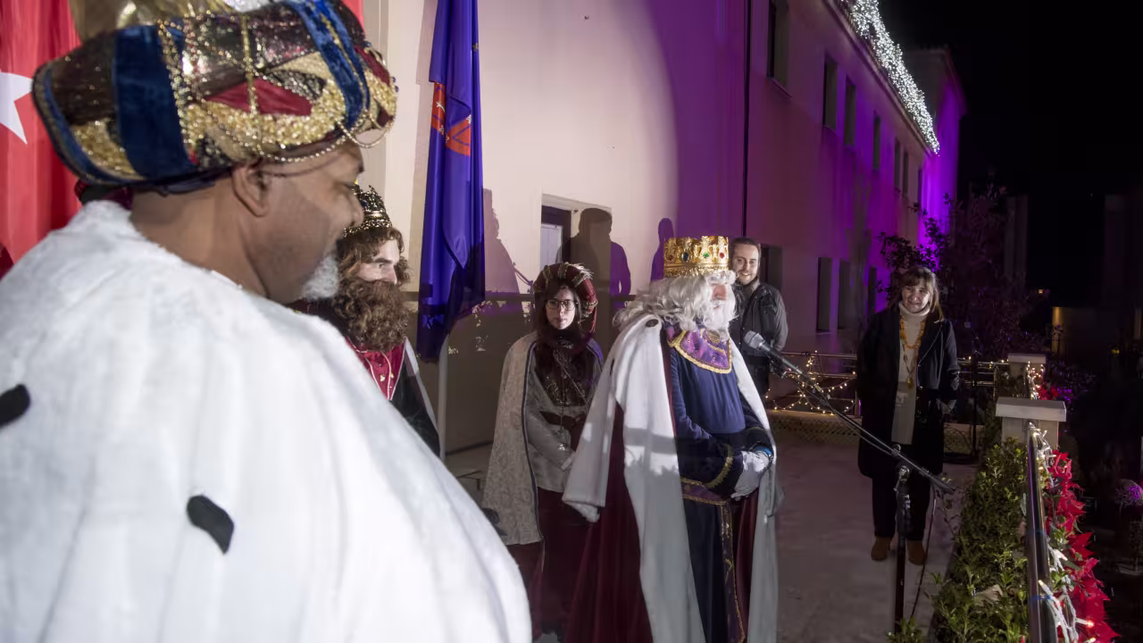 Reyes Magos en el balcón del Ayuntamiento para saludar a los pozueleros