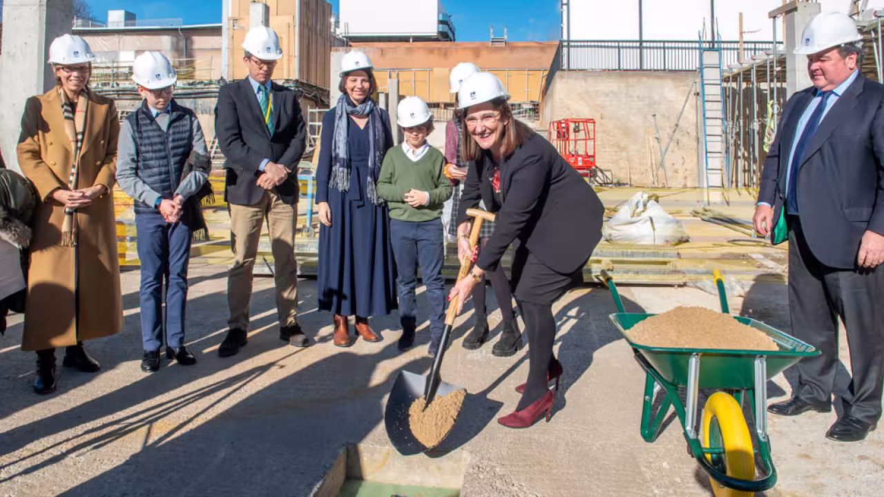 La alcaldesa en el acto simbólico de colocaciónd e primera piedra de la ampliación del Colegio Americano